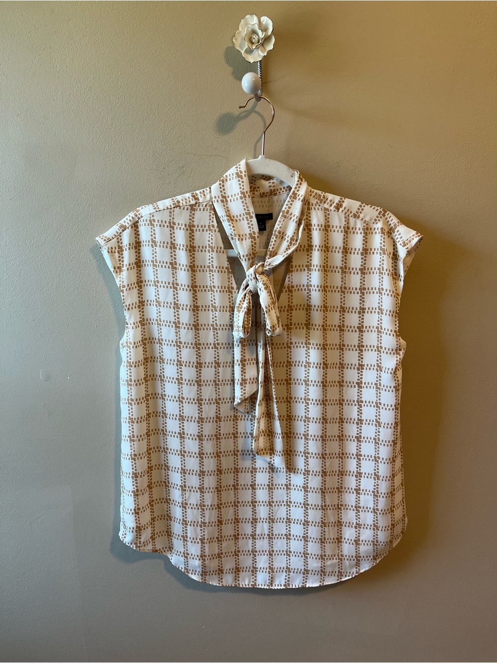 NWT Ann Taylor White Beige tie front blouse size XS